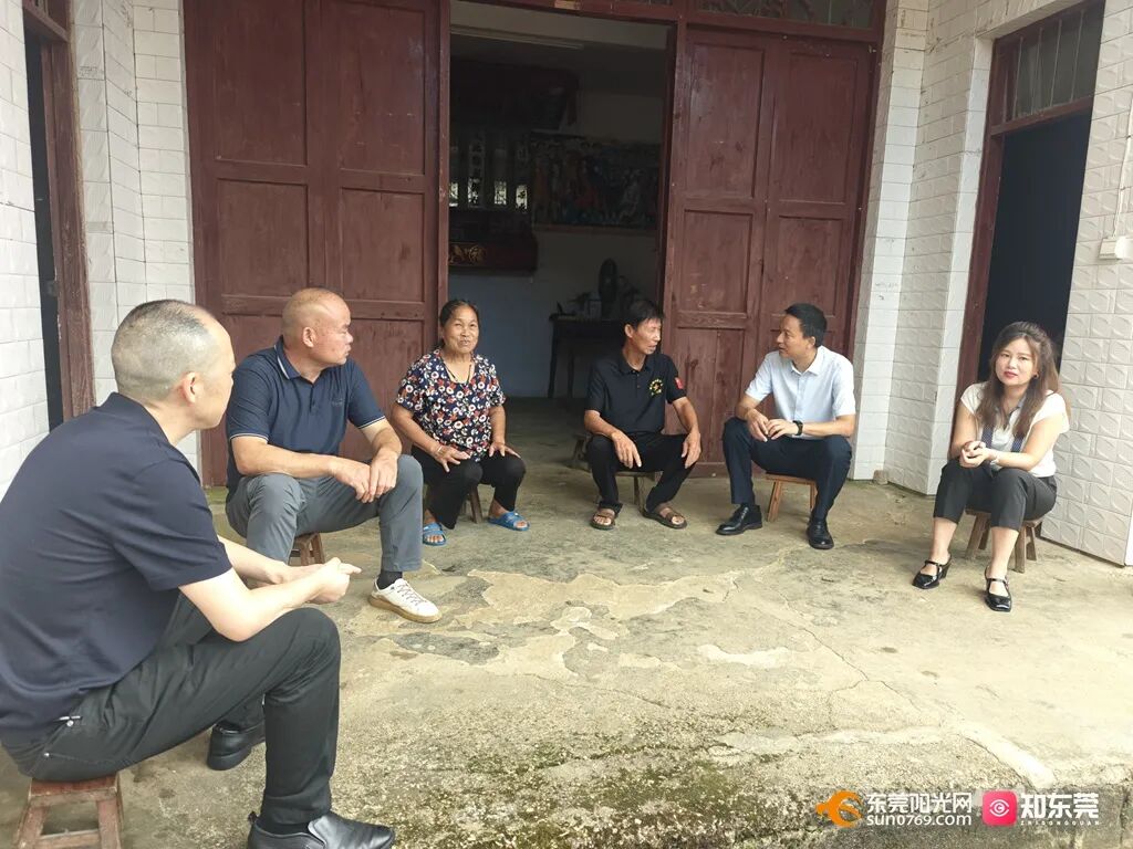 （要求放最后一个小标题）入村民家慰问.jpg