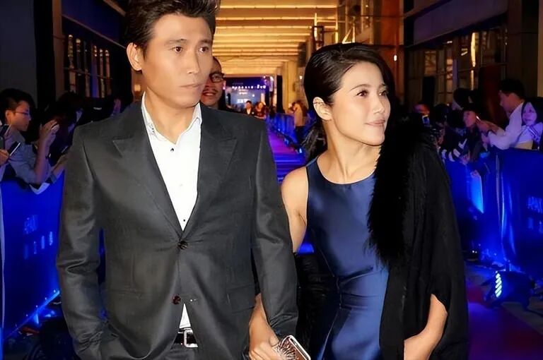 双语新闻：原来她就是李乃文老婆! 怪不得能获封影帝，娶一个贤妻旺三代