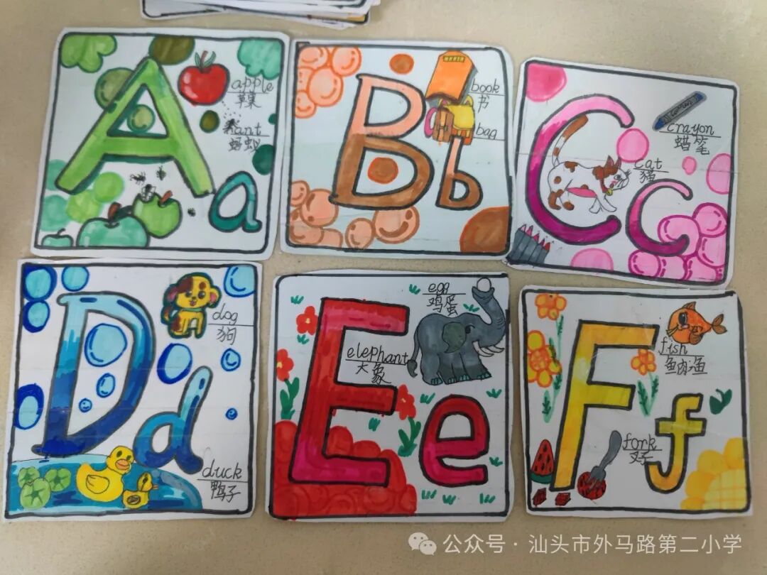 。英文字母在他们的手中就像插上了想象的翅膀，描绘出多彩的英语世界。