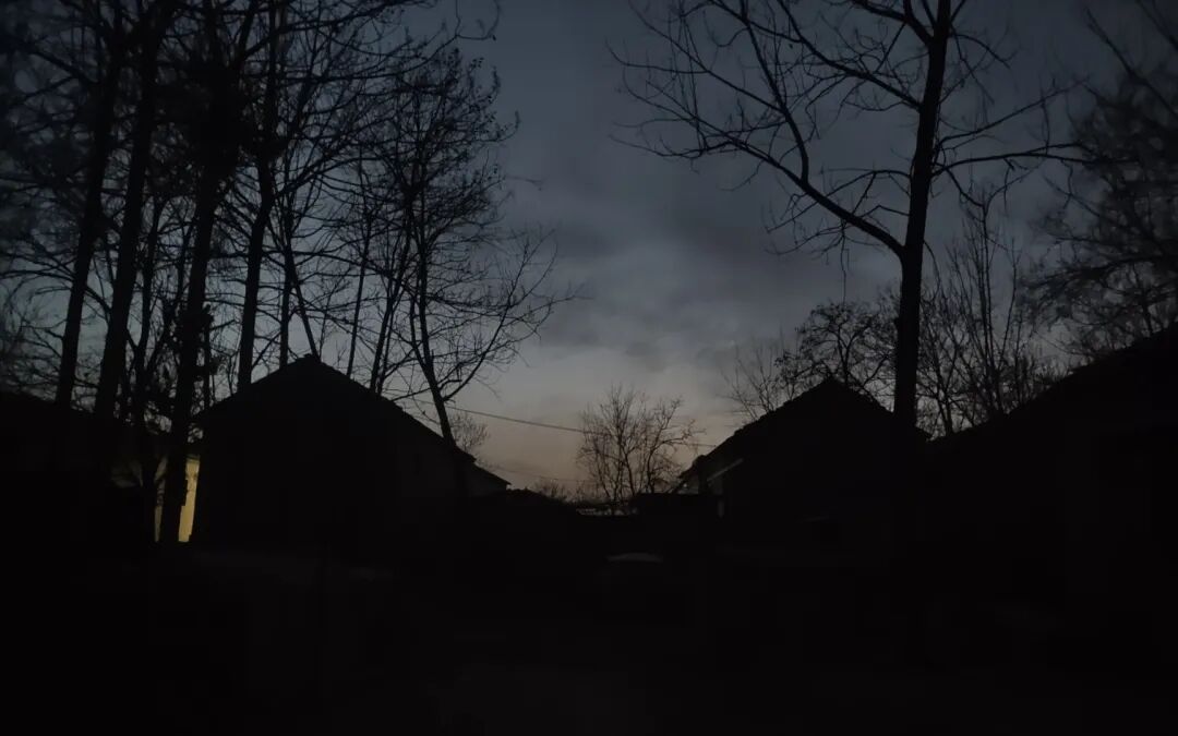 梦境探秘，为何频繁梦见孤身置身于陌生村镇的漆黑之中？