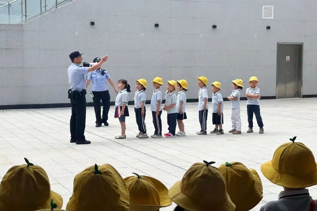 警察蜀黍进校园,这个六一很"警"彩