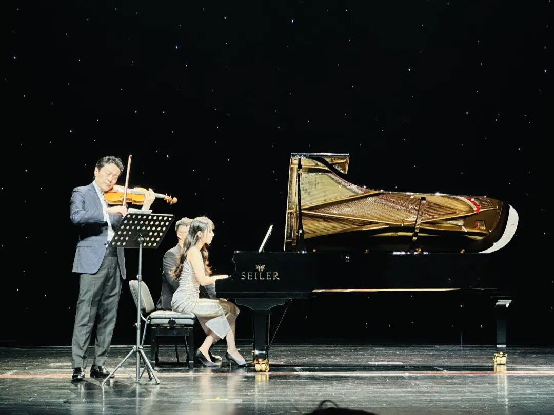 由国际知名小提琴家吕思清与才华横溢的钢琴新星刘诗华联袂演绎的魔弓