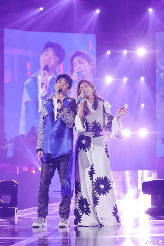 50岁光良被爆体脂率仅10 演唱会上撩衣秀腹肌 Ella现场尖叫跪地 人鱼线vs马甲线微信公众号文章