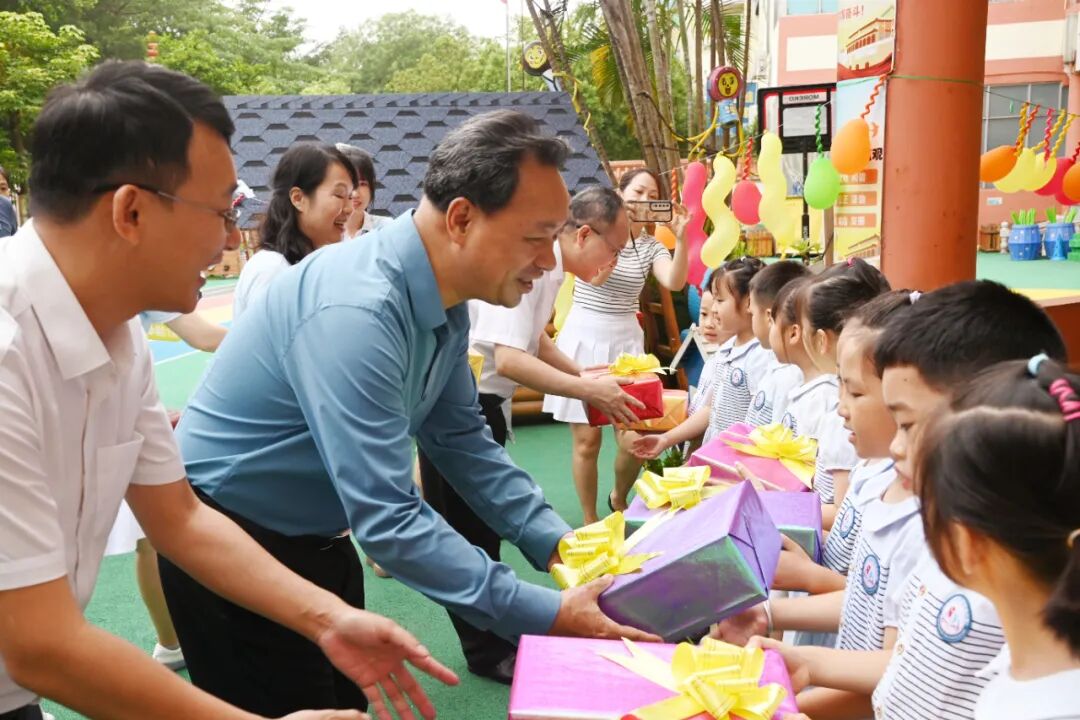 李安洪陈文初开展"六一"儿童节慰问 - 海城新闻 - 海