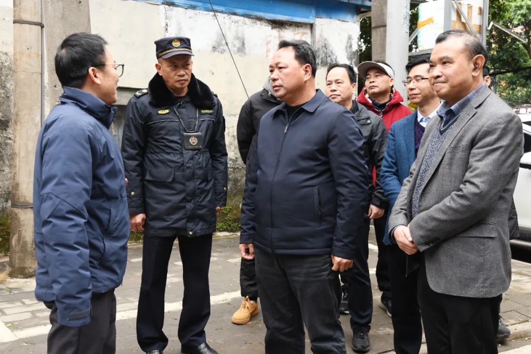 李安洪一行先后来到高德街道高久巷,北星路和驿马街道金癸市场,实地