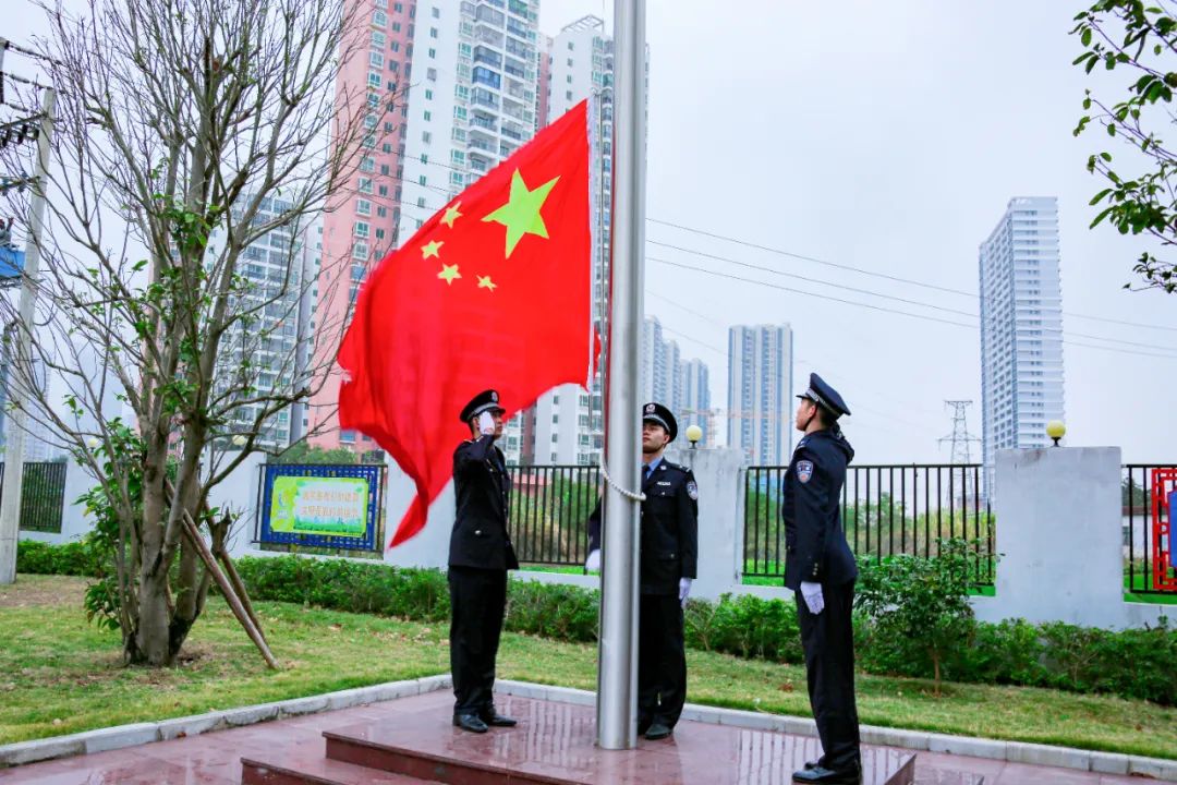 鲜艳的五星红旗在雄壮的国歌声中冉冉升起,全体人员面向国旗庄严敬礼