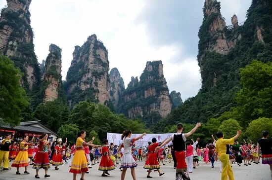 张家界摆手舞天下 邓道理_副本.jpg