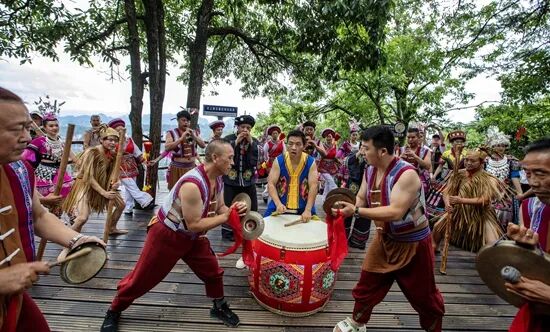 《非遗演出进景区》罗德林 摄_副本.jpg