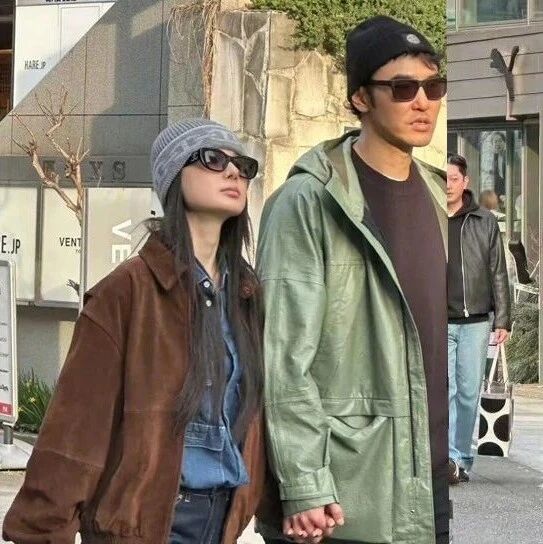 阮经天和小20岁女友日本东京逛街被偶遇,十指紧扣大方前行,坦荡而松弛!