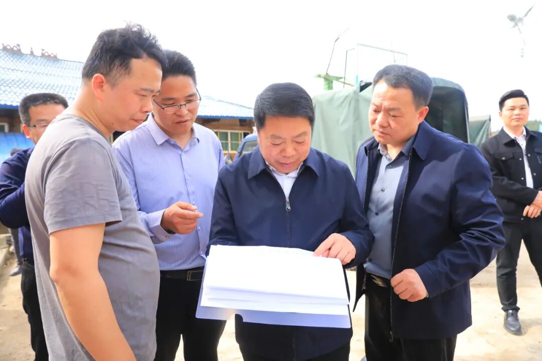 在岑松镇新寨村,袁尚凯实地查看了当地耕地保护,粮