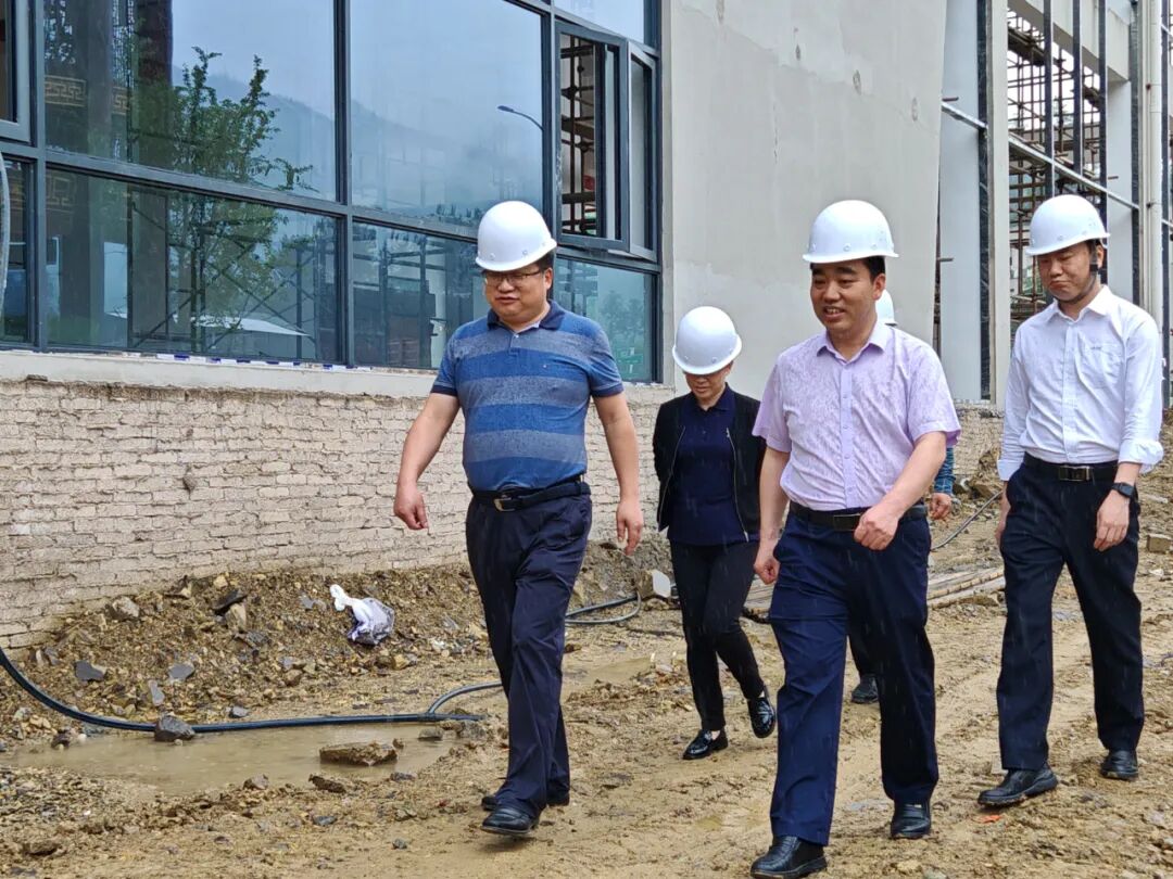 在剑河工业园区冷链物流园建设项目点调研时,周代军详