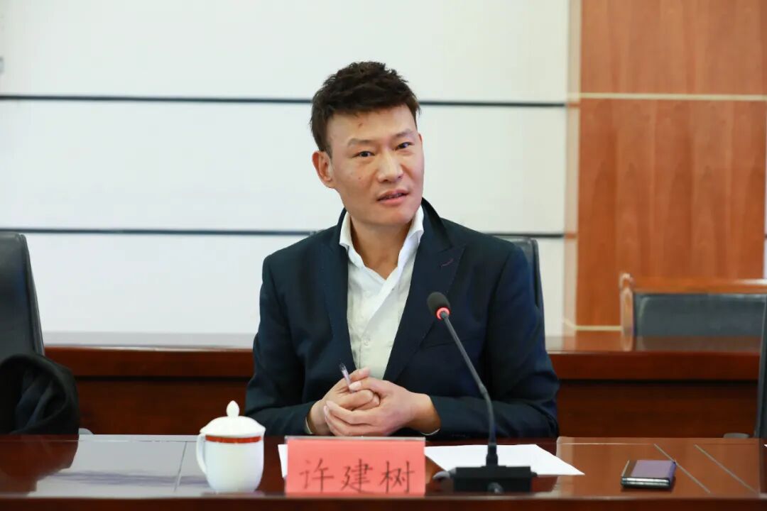 在剑河考察期间,劳伦斯·许一行还到非遗传承人创办的非遗工坊,苗绣馆