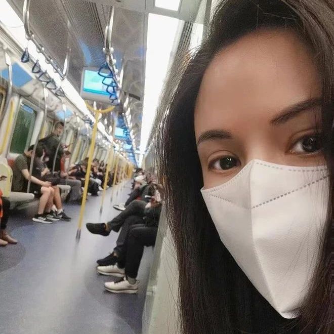 56岁李若彤回香港独自坐地铁!朴素低调无人识