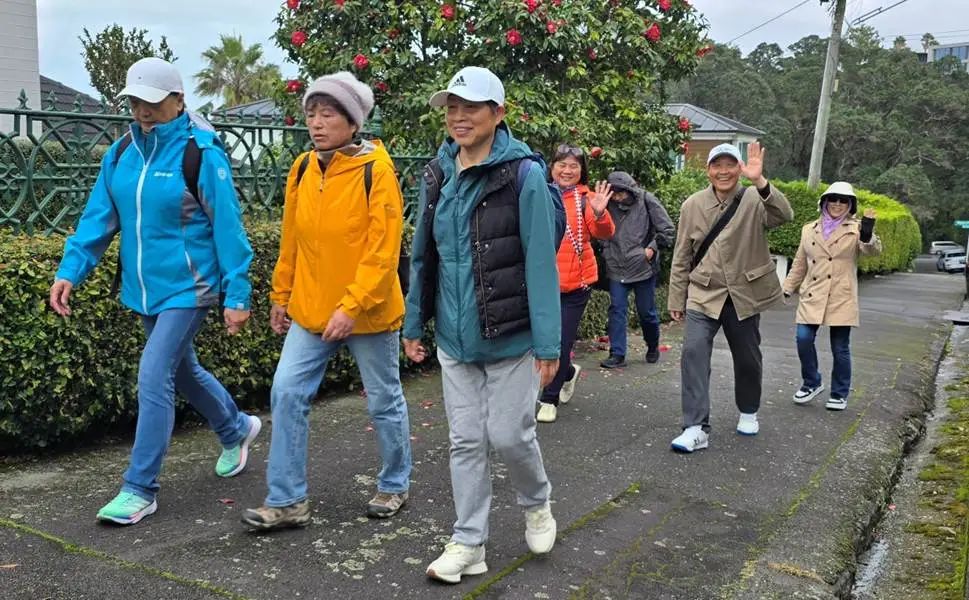 一群戴帽子的人在街道上
AI 生成的内容可能不正确。