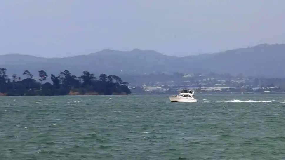 海上有艘船
AI 生成的内容可能不正确。