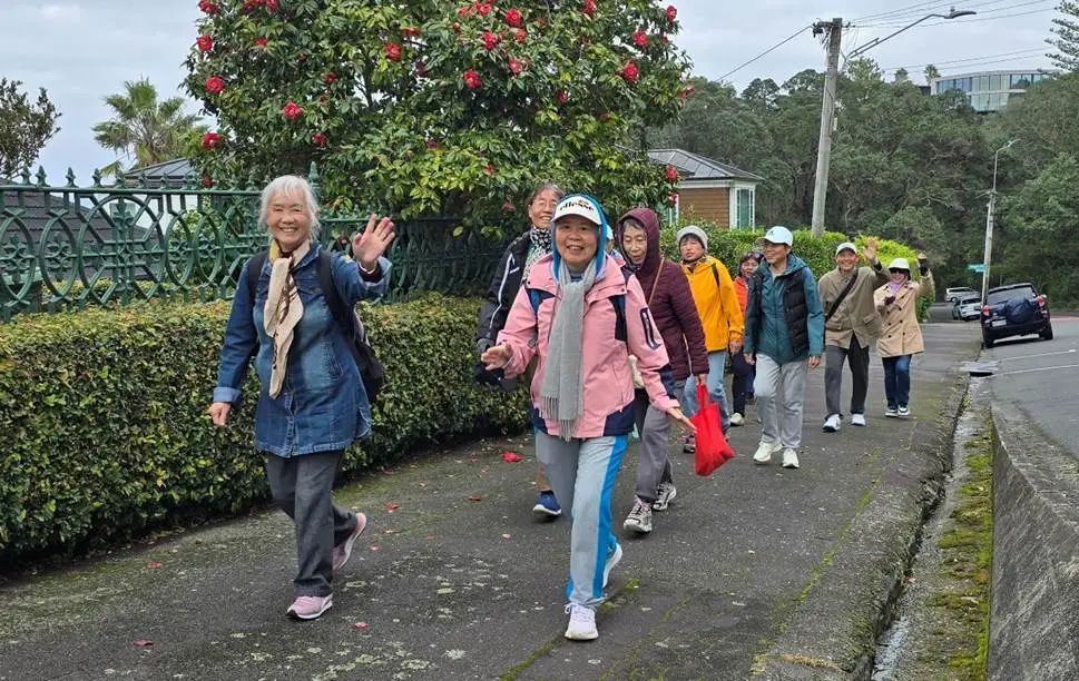 一群人站在路中间
AI 生成的内容可能不正确。