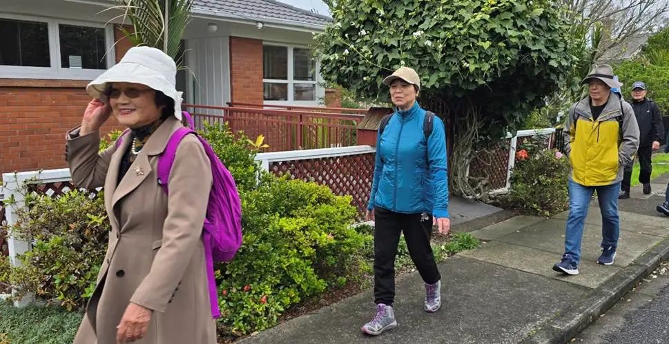 男人和女人站在街道上
AI 生成的内容可能不正确。