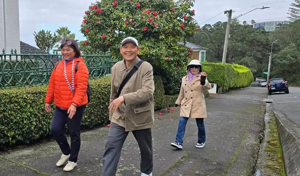 一些人站在路上
AI 生成的内容可能不正确。
