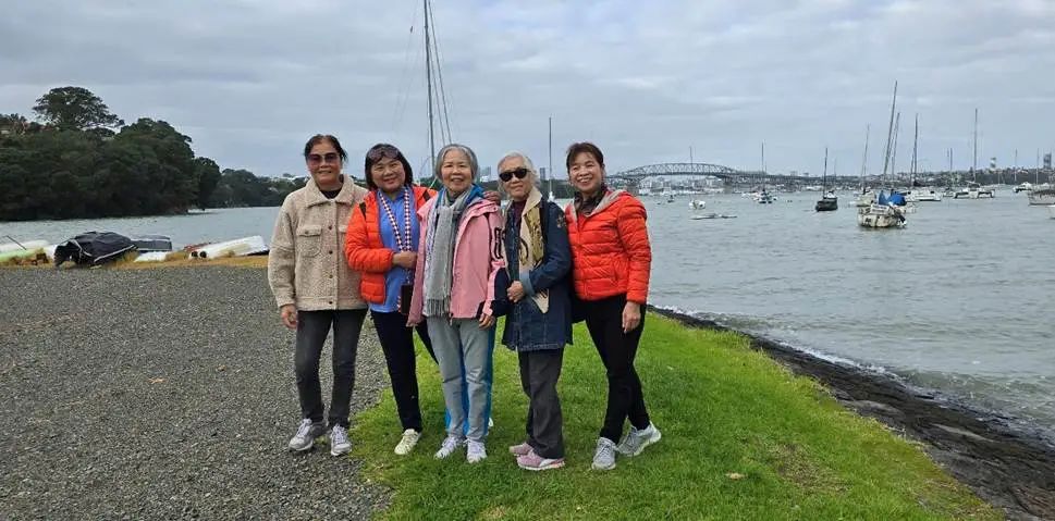 小孩们站在一起合影在户外
AI 生成的内容可能不正确。