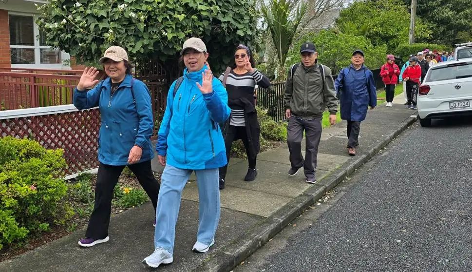 一群人站在路上
AI 生成的内容可能不正确。