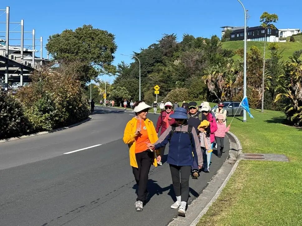 一群人站在路中间
AI 生成的内容可能不正确。