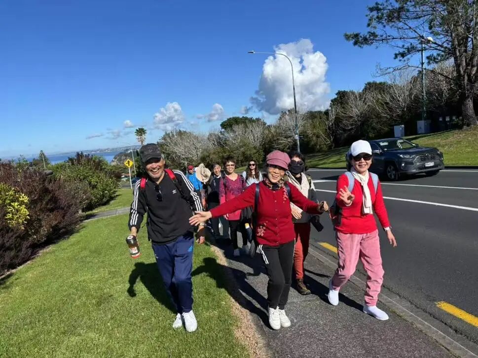 一群人站在草地上
AI 生成的内容可能不正确。