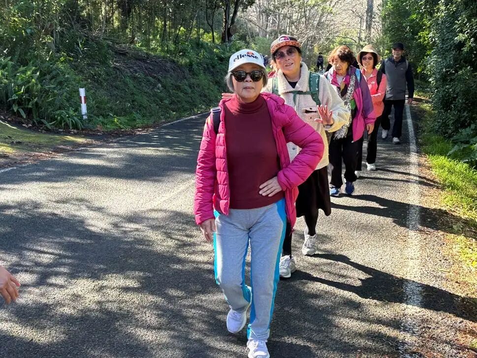 男人和女人在街道边走
AI 生成的内容可能不正确。