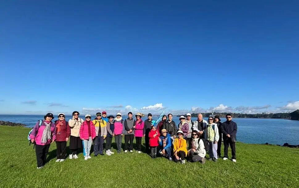 一群人站在草地上
AI 生成的内容可能不正确。