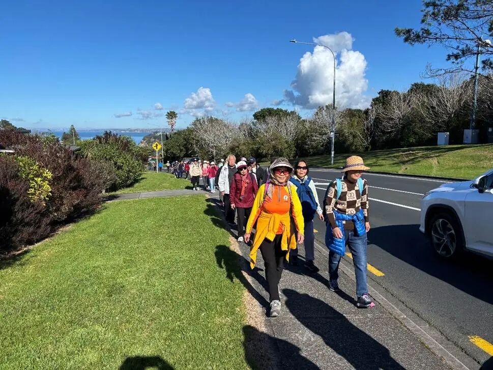 一群人站在草地上
AI 生成的内容可能不正确。