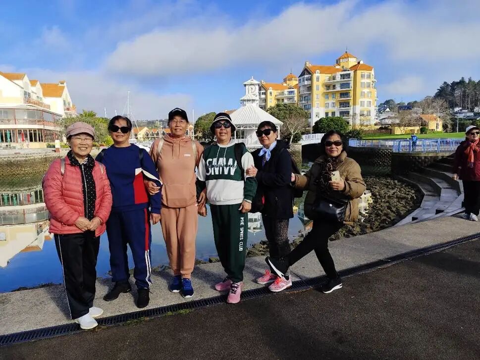 一群人站在一起合影
AI 生成的内容可能不正确。