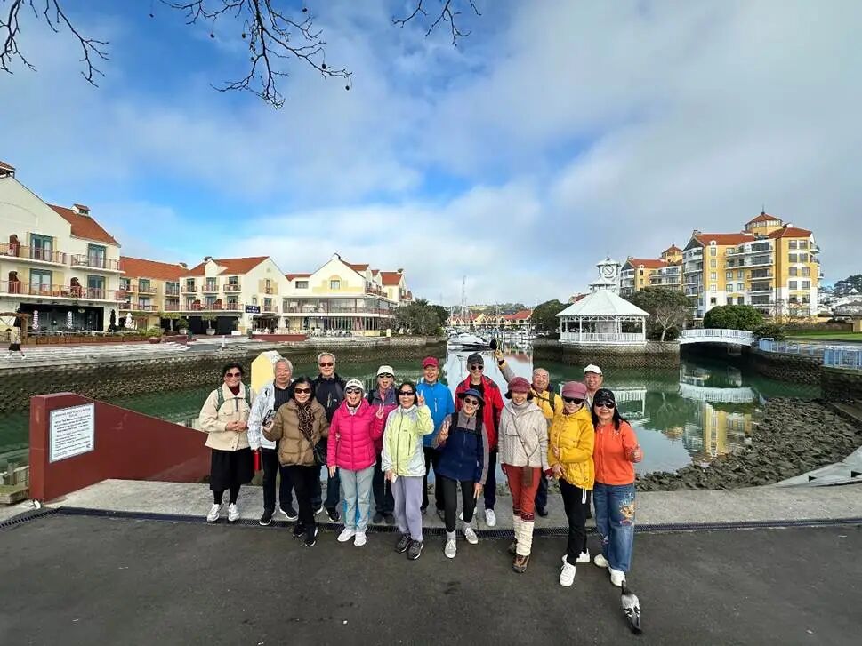 一群人站在房子前面
AI 生成的内容可能不正确。