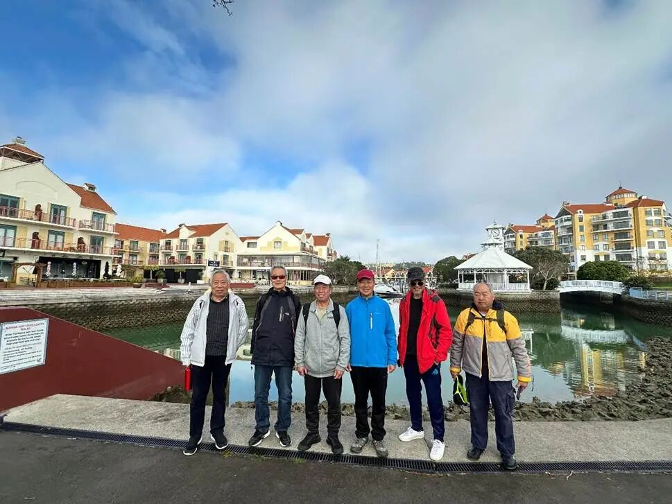 一群人站在建筑前
AI 生成的内容可能不正确。