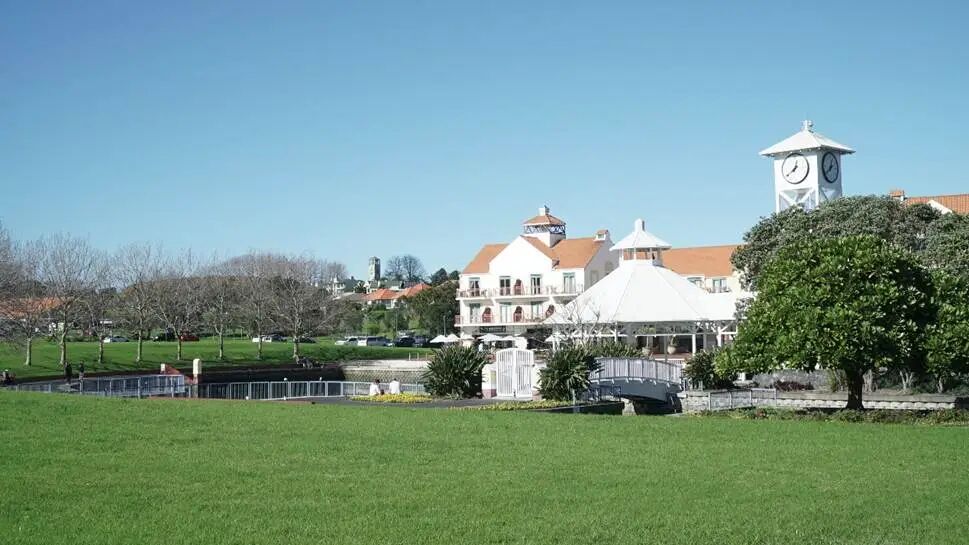 草地上有房子
AI 生成的内容可能不正确。