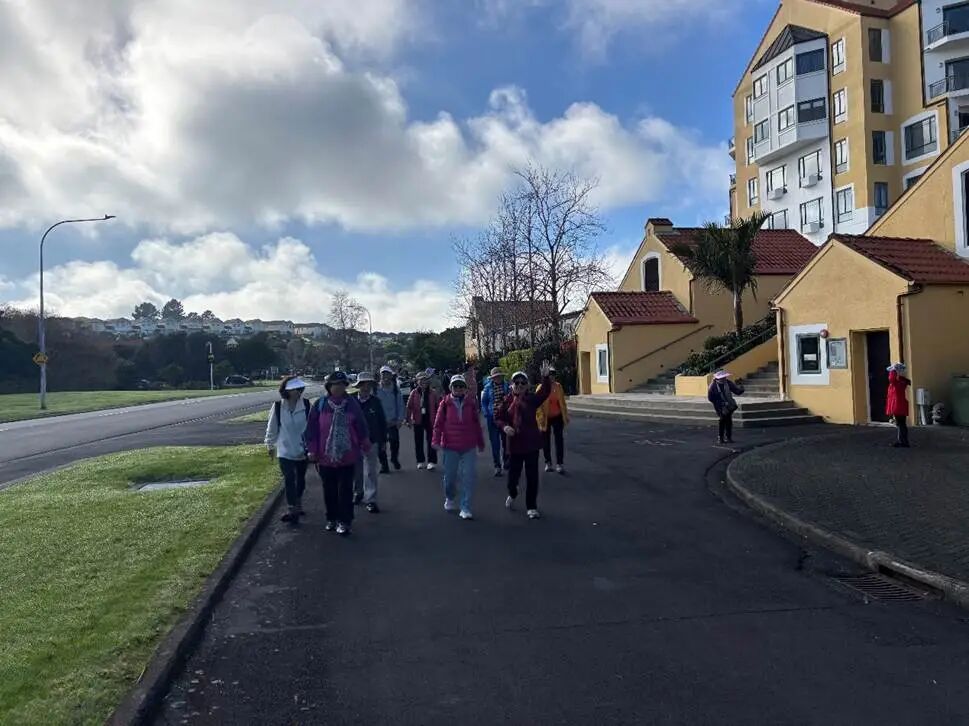 人们走在路上
AI 生成的内容可能不正确。