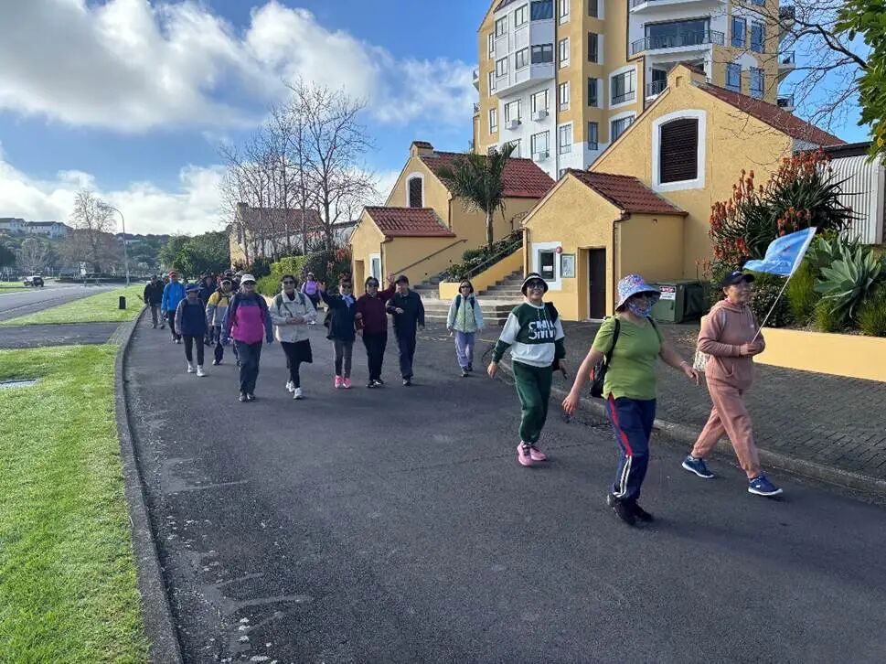 人们走在建筑旁的路上
AI 生成的内容可能不正确。