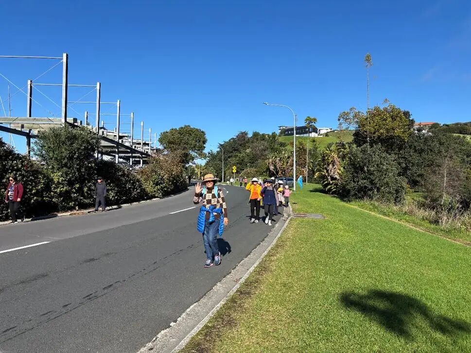 路旁的草地上骑自行车的人
AI 生成的内容可能不正确。