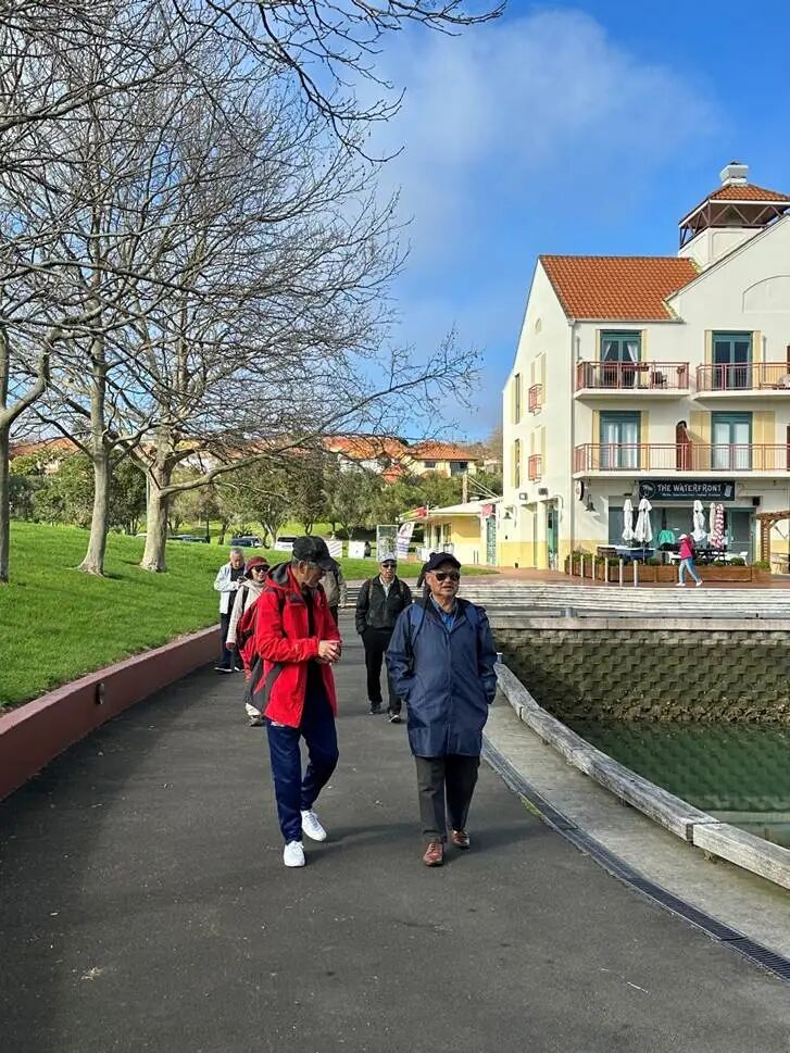 男人跳起来玩滑板
AI 生成的内容可能不正确。