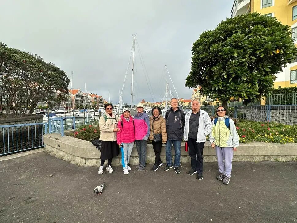 一群人站在房子前面
AI 生成的内容可能不正确。