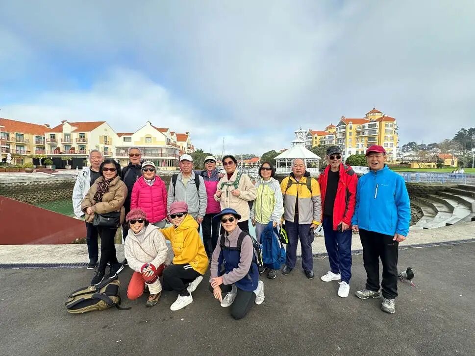 一群人站在广场上
AI 生成的内容可能不正确。