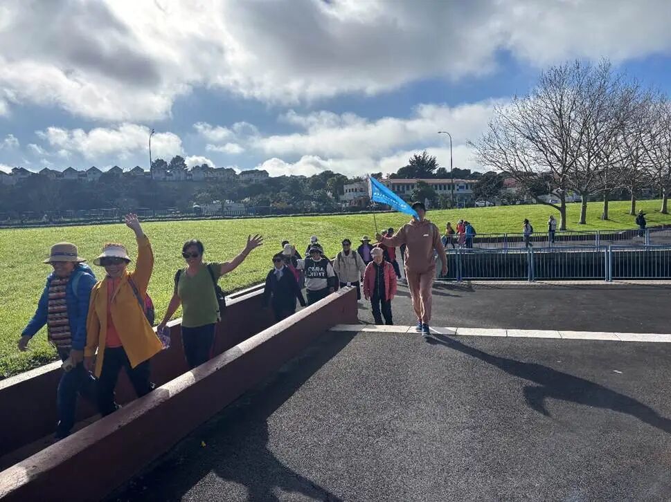 一群人站在公园里的人们
AI 生成的内容可能不正确。