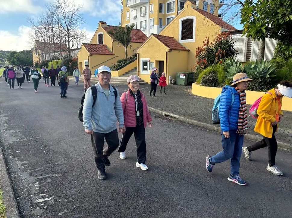 一群人站在房子前的路上走
AI 生成的内容可能不正确。