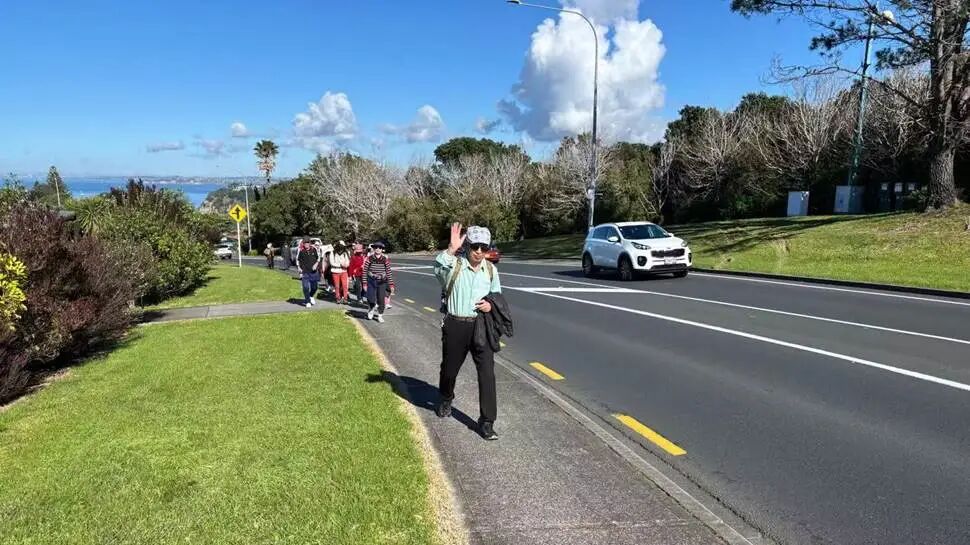 汽车行驶在路上走
AI 生成的内容可能不正确。