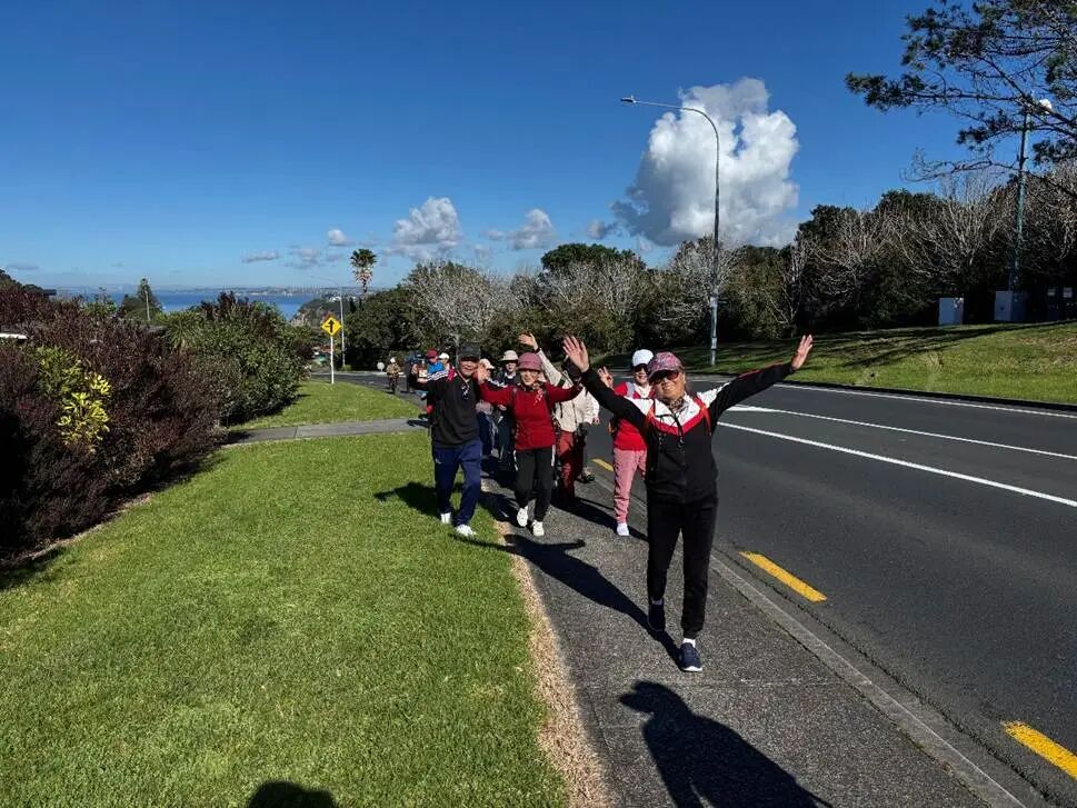 草地旁的路上走的人
AI 生成的内容可能不正确。