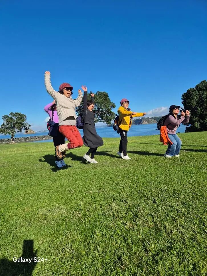 图片包含 草, 男人, 年轻, 空气
AI 生成的内容可能不正确。
