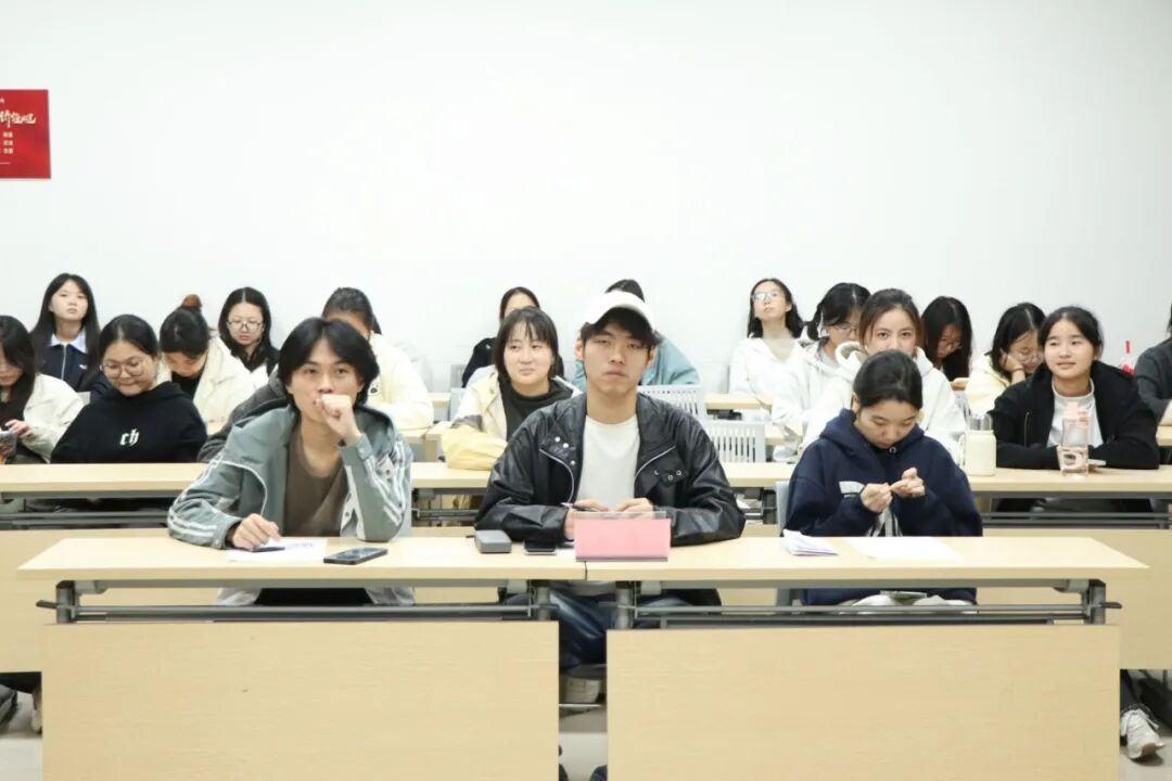 图为：评委在打分 _s017.JPG