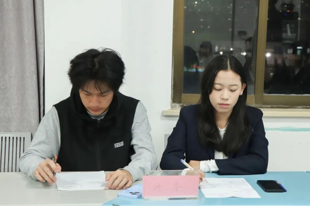 图为：评委在打分 _s016.JPG