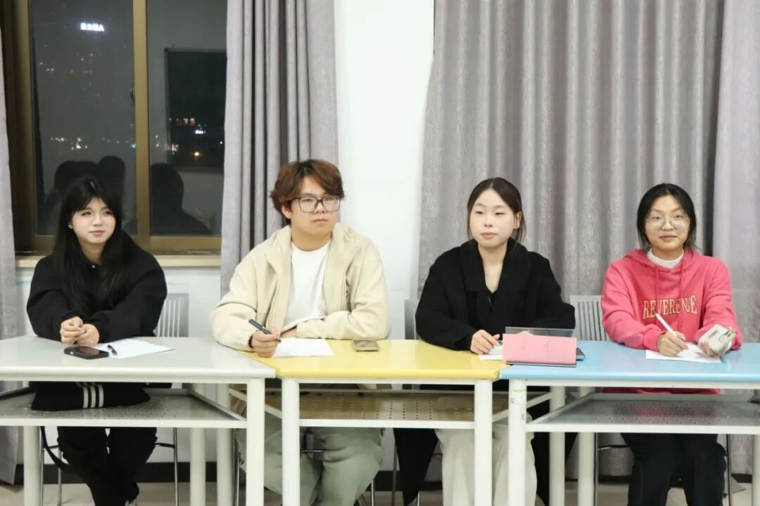 图为：评委在打分 _s018.JPG