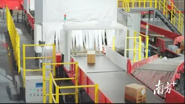 快递件正在传送带上传递。闫鑫宇 摄