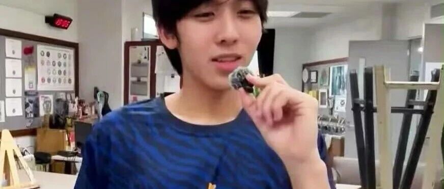 林志颖儿子Kimi都这么大了,晒出的正脸照比爸爸年轻时还帅,遗传了奶奶的美貌!