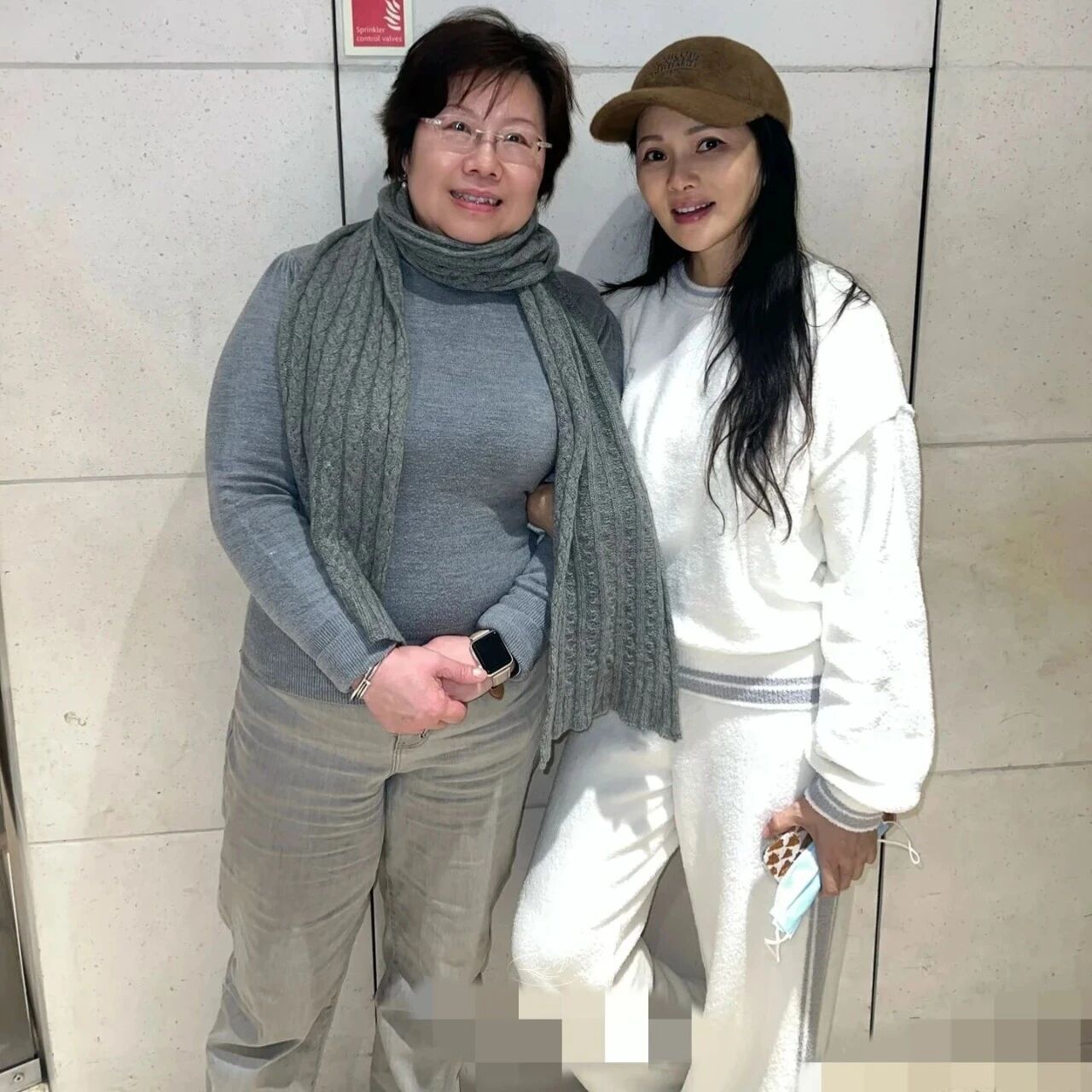 伊能静被导游晒游客照,打扮精致却没素人气色好,秦昊发型格外抢镜!